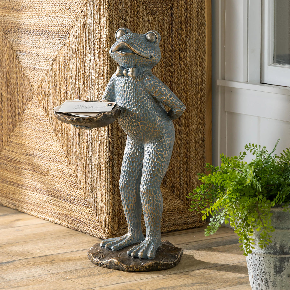 Butler Frog Statue