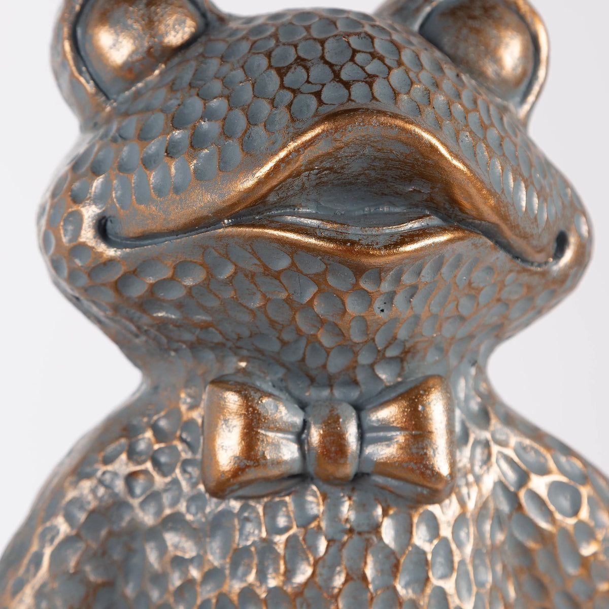 Butler Frog Statue