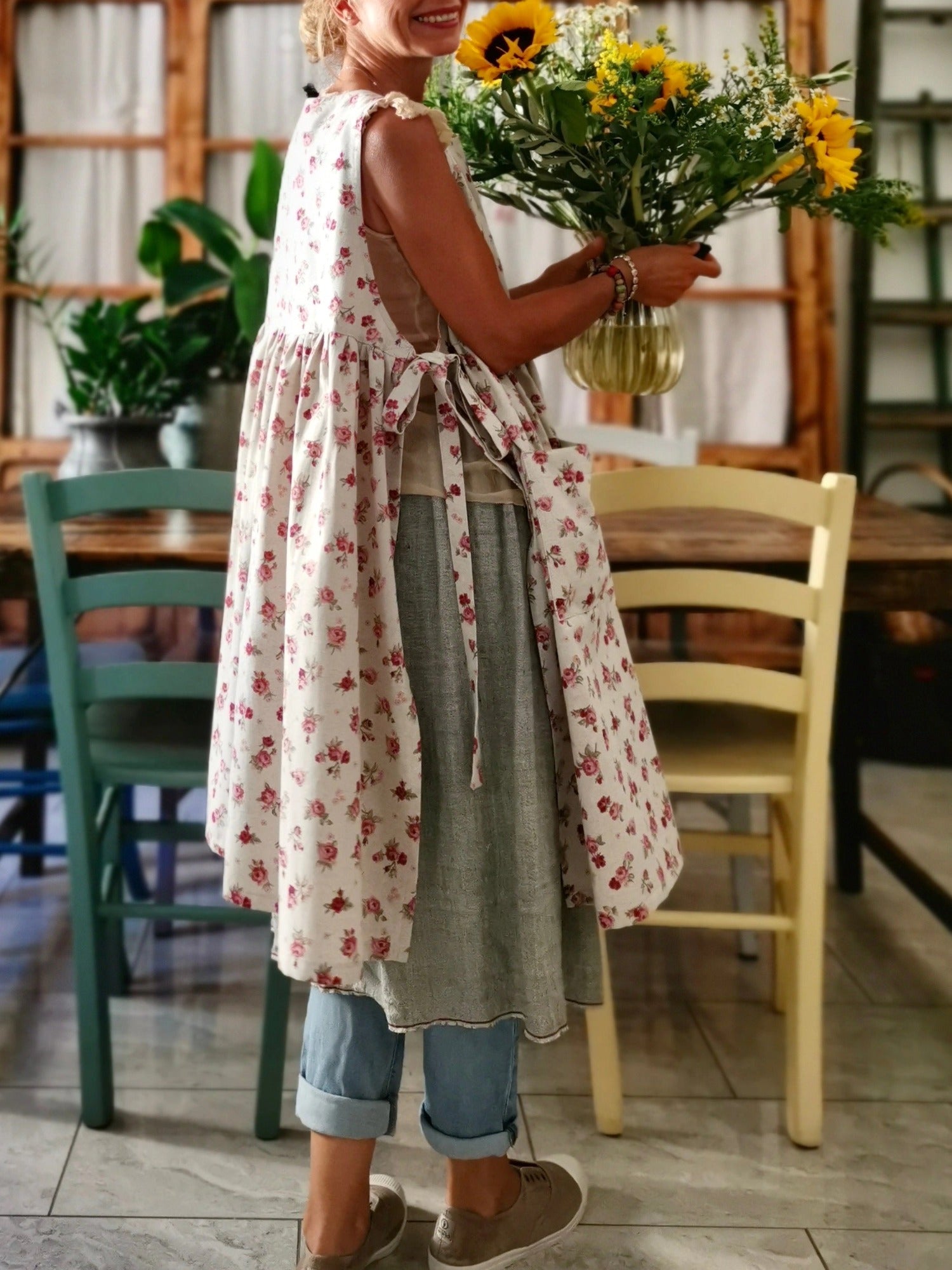 Women's Kitchen Apron with Roses