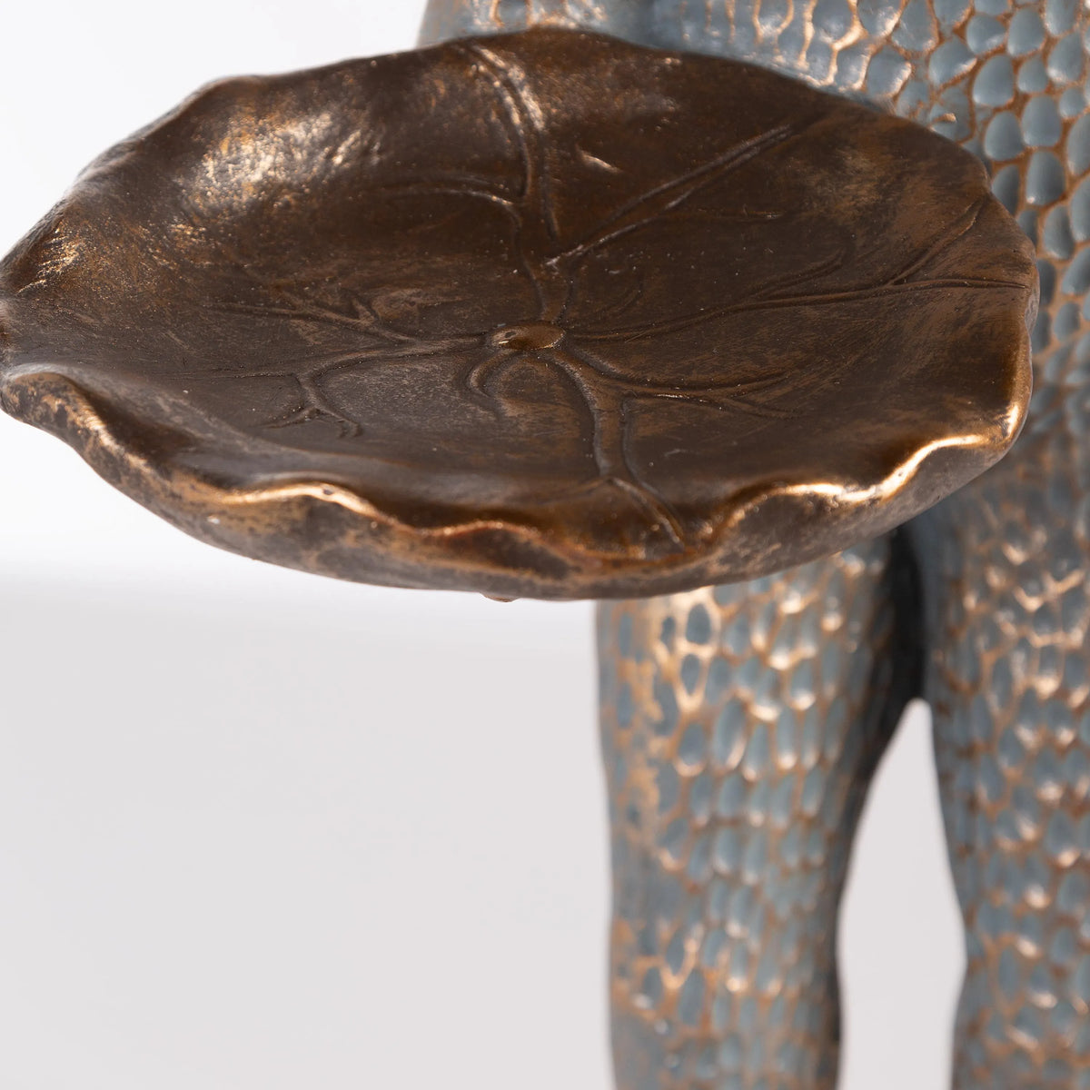 Butler Frog Statue