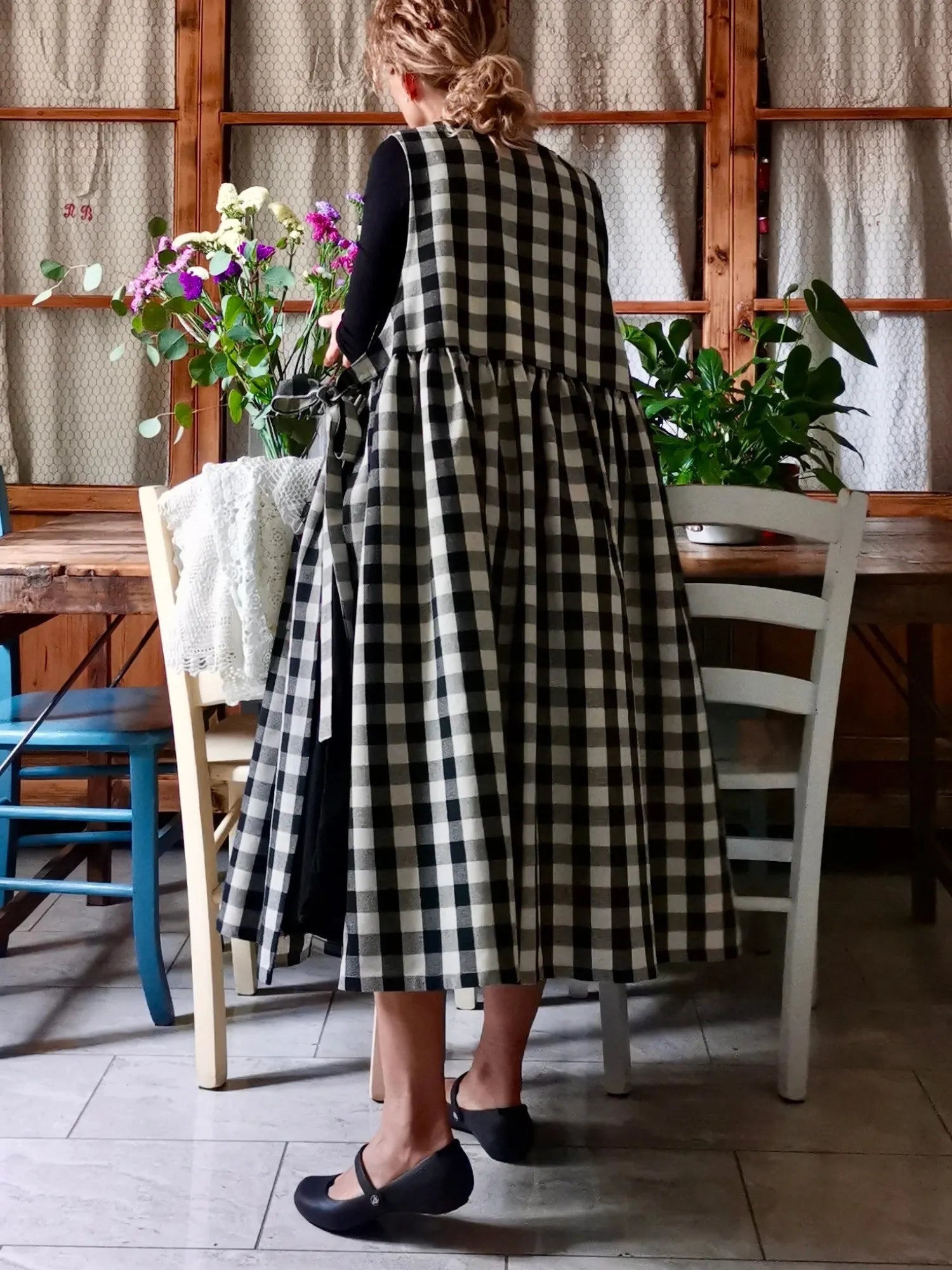 Black checked apron (Ref. 396)