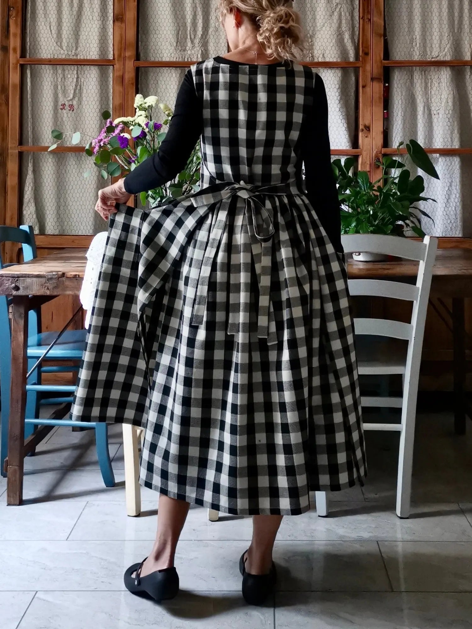 Black checked apron (Ref. 396)