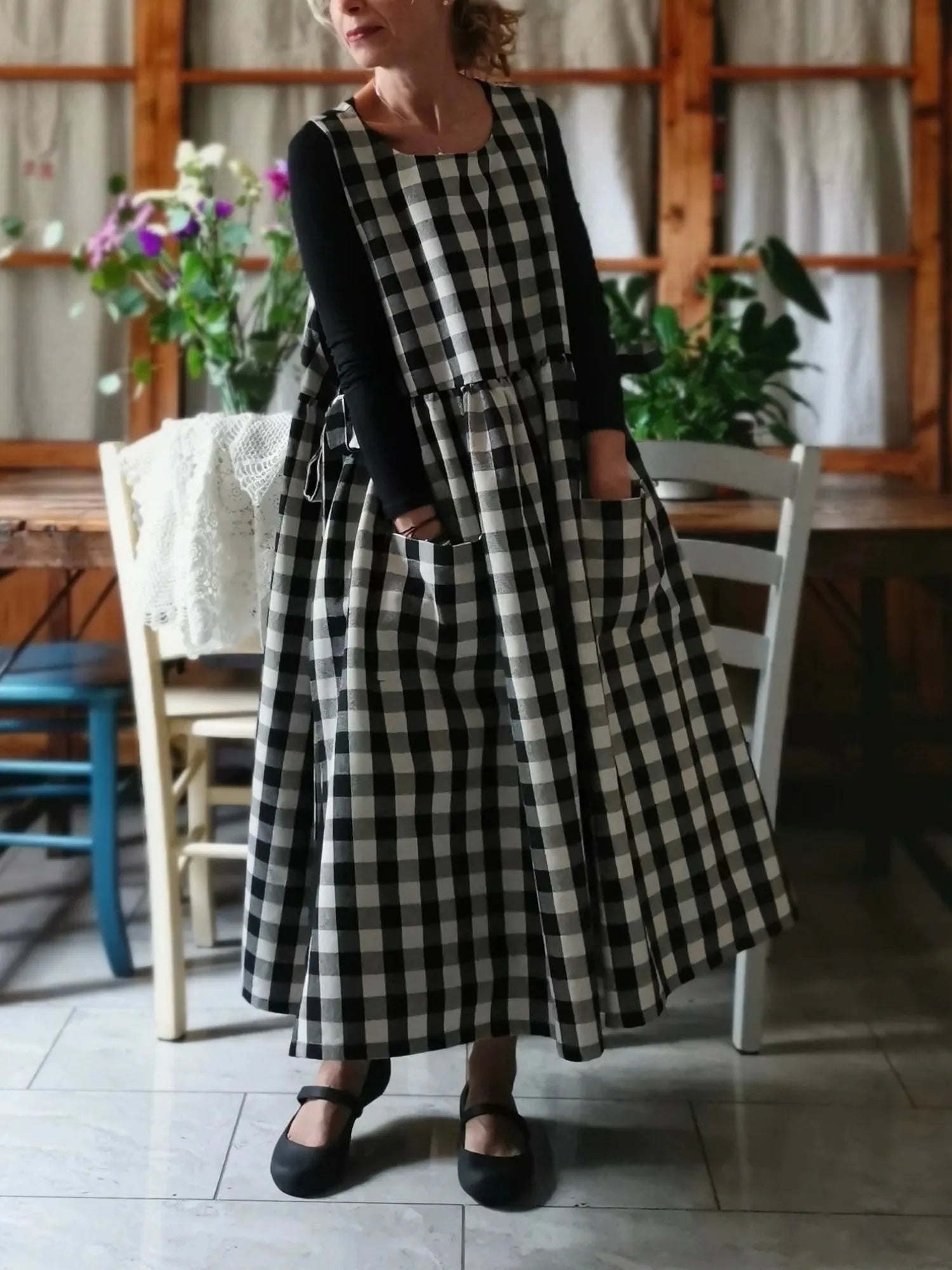 Black checked apron (Ref. 396)